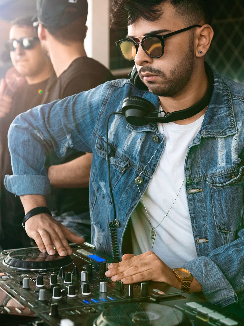 DJ en cabina